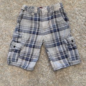 Blue and white plaid cargo shorts, size 6 Arizona jeans